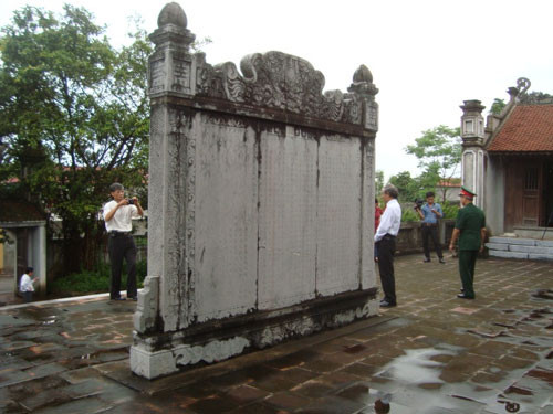 Cùng hệ thống bia “Kim bảng lưu phương”, bia “Bắc Ninh tỉnh trùng tu Văn Miếu bi ký” tôn vinh những bậc hiền tài Kinh Bắc. Cùng hệ thống bia “Kim bảng lưu phương”, bia “Bắc Ninh tỉnh trùng tu Văn Miếu bi ký” tôn vinh những bậc hiền tài Kinh Bắc.