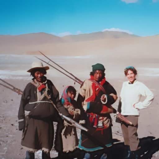 Nhà khoa học Frederique Darragon và những người dân Tây Tạng.