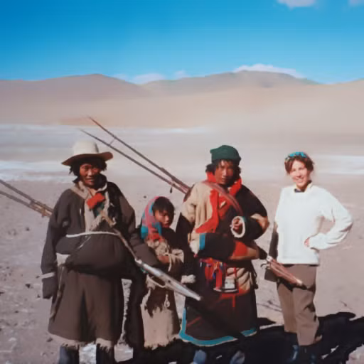 Nhà khoa học Frederique Darragon và những người dân Tây Tạng.