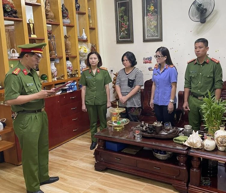 Công an tỉnh Sơn La đọc lệnh bắt nữ giám đốc Công ty lừa đảo hơn 11 tỷ đồng.