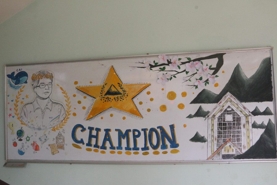 Tranh và dòng slogan ngắn gọn, ý nghĩa được học sinh Trường chuyên Sơn La vẽ cổ vũ Anh Đức. Tranh và dòng slogan ngắn gọn, ý nghĩa được học sinh Trường chuyên Sơn La vẽ cổ vũ Anh Đức.