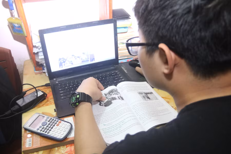 : Vượt lên hoàn cảnh, Đức luôn nỗ lực và đạt kết quả cao trong học tập.