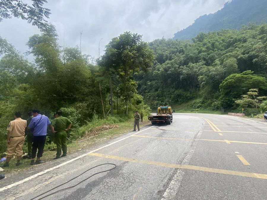 Lực lượng chức năng có mặt tại hiện trường điều tiết giao thông và tổ chức cứu hộ, cứu nạn. Lực lượng chức năng có mặt tại hiện trường điều tiết giao thông và tổ chức cứu hộ, cứu nạn.