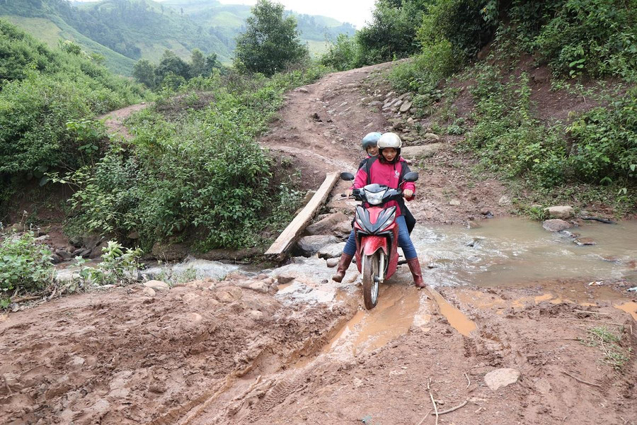 Đường đến trường của các cô giáo cắm bản.