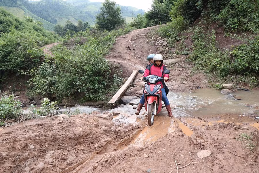 Đường đến trường của các cô giáo cắm bản.