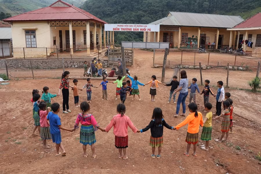 Cô và trò điểm trường Huổi Pá trong giờ học tập ngoại khoá.