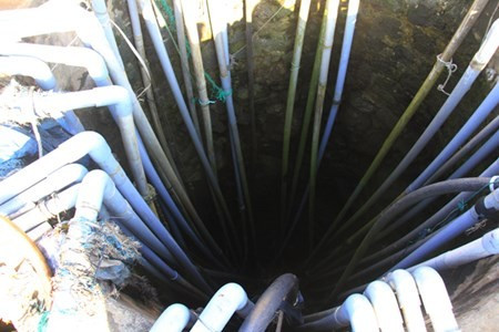 Những ống hút lớn nhỏ dày đặc ở phía trong miệng giếng. Giếng nước 30 máy bơm cùng hút ngày đêm cũng không cạn