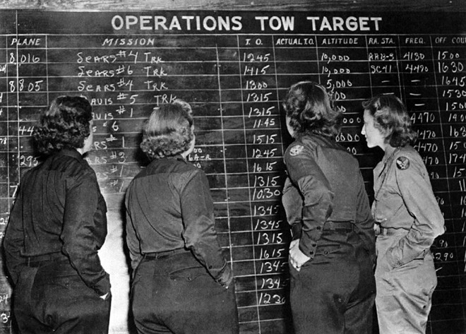Các phi công thuộc Không lực Mỹ kiểm tra lịch trình trước khi thực hiện nhiệm vụ. Ảnh: Không quân Mỹ Phụ nữ Mỹ xung trận trong Thế chiến thứ hai