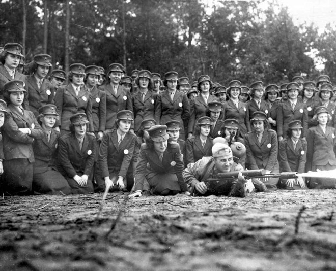 Đội dự bị của Hải quân Mỹ theo dõi huấn luyện viên sử dụng súng phun lửa tại trại Lejeune. Ảnh: Hải quân Mỹ Đội dự bị của Hải quân Mỹ theo dõi huấn luyện viên sử dụng súng phun lửa tại trại Lejeune.