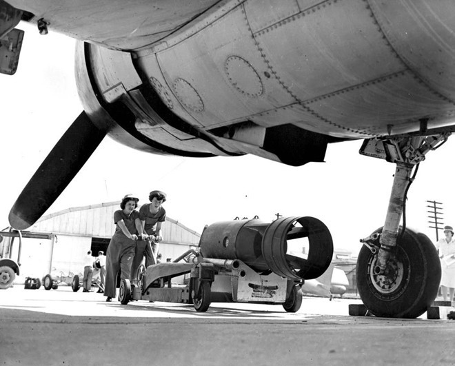 Neta Irene Farrell và Genevieve Evers, hai thành viên của lớp học dành cho lính dự bị của Hải quân Mỹ, chuyển vũ khí vào trong máy bay tại thị trấn Quantico, bang Virginia. Ảnh: Hải quân Mỹ Neta Irene Farrell và Genevieve Evers, hai thành viên của lớp học dành cho lính dự bị của Hải quân Mỹ, đang chuyển vũ khí vào trong máy bay tại thị trấn Quantico, bang Virginia.