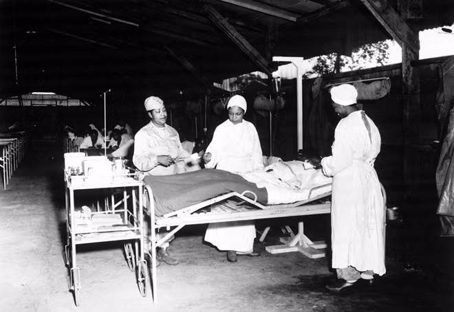 Một ca phẫu thuật tại bệnh viện dã chiến 268 thuộc căn cứ A, vịnh Milne, đảo New Guine của Thái Bình Dương, ngày 22/6/1944. Ảnh: National Airchives