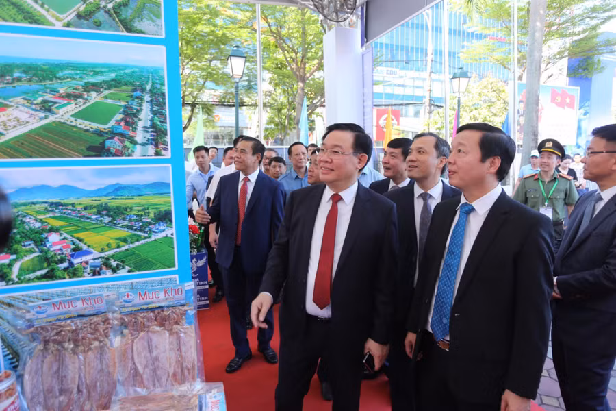 Chủ tịch Quốc hội Vương Đình Huệ và các đại biểu tham quan khu vực trưng bày sản phẩm nông nghiệp Hà Tĩnh.