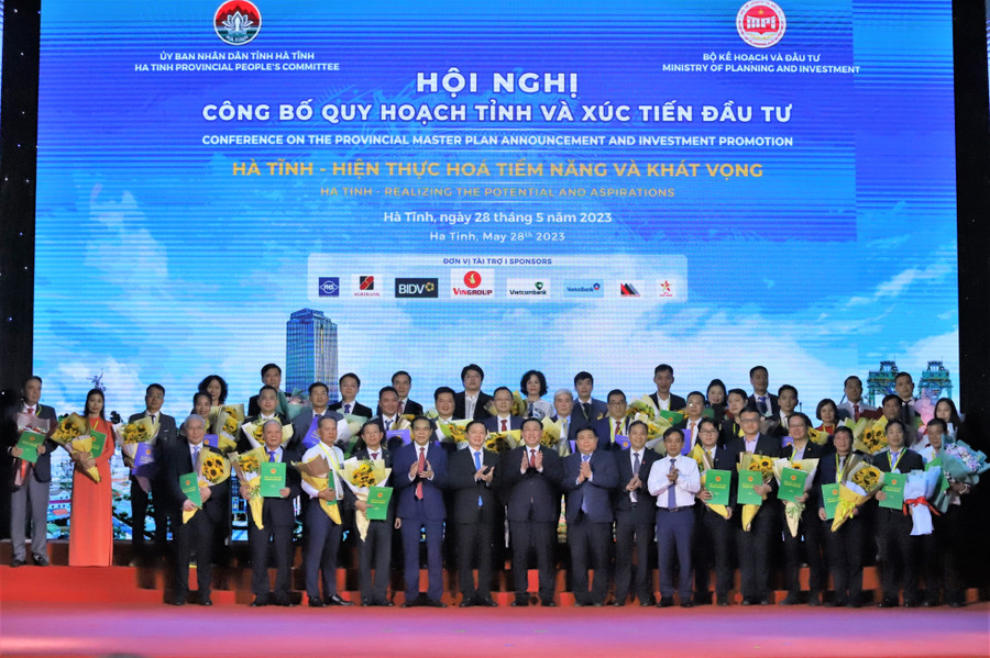Chủ tịch Quốc hội Vương Đình Huệ cùng các đại biểu tặng hoa, chúc mừng các nhà đầu tư. Chủ tịch Quốc hội Vương Đình Huệ cùng các đại biểu tặng hoa, chúc mừng các nhà đầu tư.