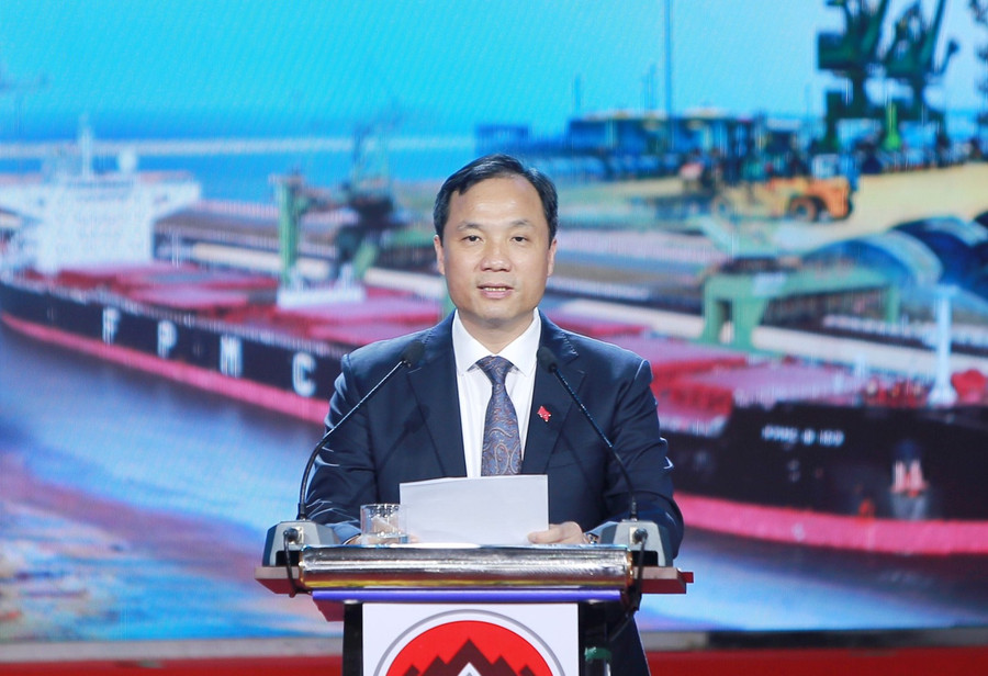 Bí thư Tỉnh ủy Hà Tĩnh Hoàng Trung Dũng phát biểu bế mạc Hội nghị. Bí thư Tỉnh ủy Hà Tĩnh Hoàng Trung Dũng phát biểu bế mạc Hội nghị.