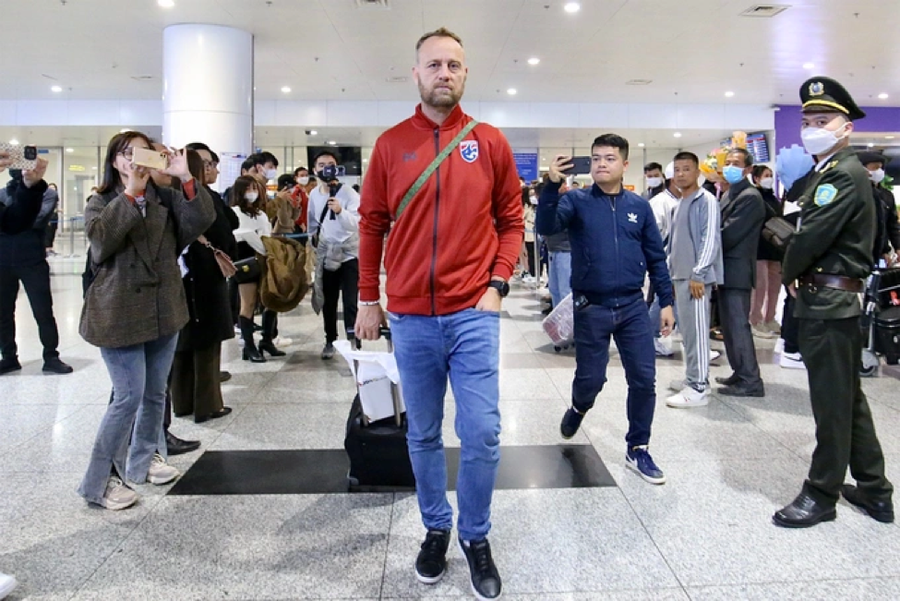 Huấn luyện viên Mano Polking và các học trò đã có mặt tại Việt Nam tối 11/1. Huấn luyện viên Mano Polking và các học trò đã có mặt tại Việt Nam tối 11/1.