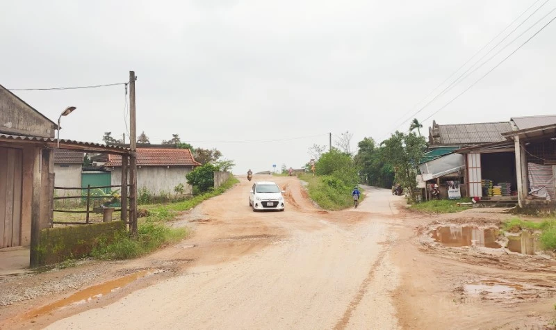 Dự án kéo dài gần 1 thập kỷ khiến hệ lụy khôn lường về đời sống nhân dân, môi trường và an toàn giao thông.