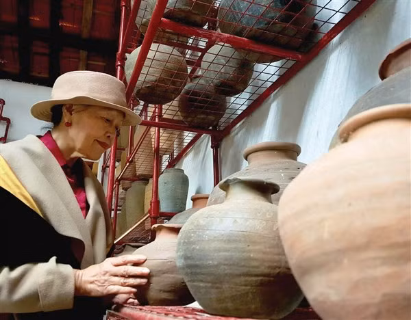 GS.TS Thái Kim Lan tâm huyết kể câu chuyện lịch sử văn hoá Huế qua hiện vật gốm. Ảnh: Thanh Tung Nguyen