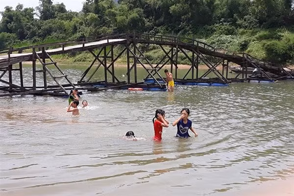 Tai nạn đuối nước thường tập trung tại một số địa phương còn gặp nhiều khó khăn, có nhiều sông suối, thiếu các điểm vui chơi giải trí, hồ bơi cho trẻ em, học sinh. Ảnh: T.H