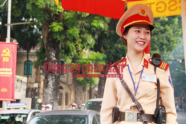 Chiến sĩ Trang luôn nở nụ cười rạng ngời, thân thiện khi làm nhiệm vụ.