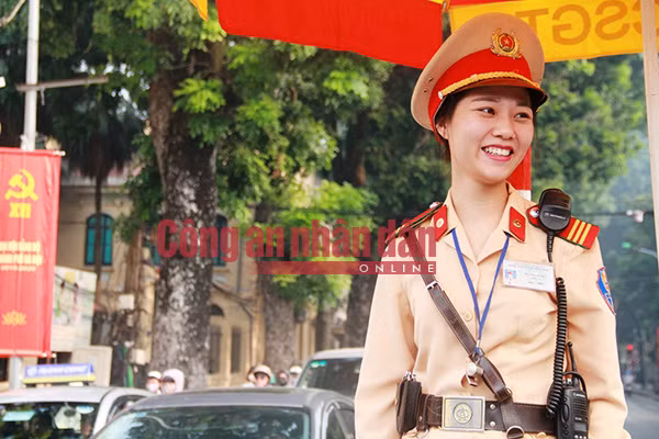 Chiến sĩ Trang luôn nở nụ cười rạng ngời, thân thiện khi làm nhiệm vụ.