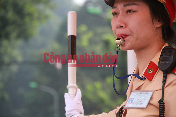 Chiến sĩ Vũ Thị Trang, Đội CSGT số 2, đang làm nhiệm vụ tại nút giao Tôn Đức Thắng – Nguyễn Thái Học.