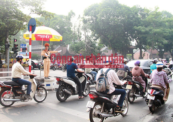 Hàng ngày các nữ Cảnh sát cùng đồng nghiệp luôn miệt mài với công việc và nhiệm vụ của mình. Giúp các phương tiện lưu thông được dễ dàng, tránh ùn tắc giao thông mỗi giờ cao điểm.