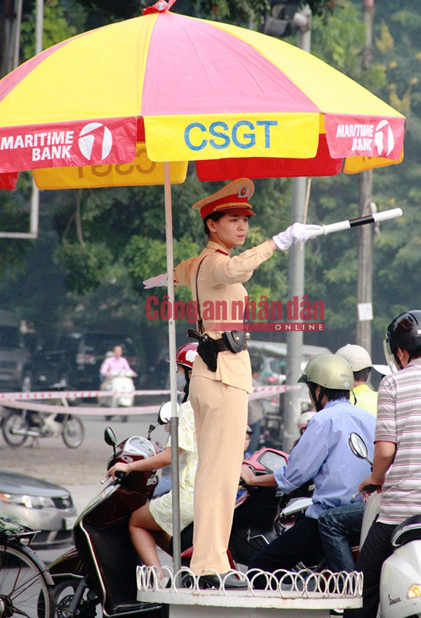 Nữ Cảnh sát Linh, 22 tuổi, đã công tác trong lực lượng Công an được 2 năm. Chiến sĩ Linh cho biết, không quan tâm đến các ngày lễ, nhiệm vụ của mình thì phải hoàn thành tốt.