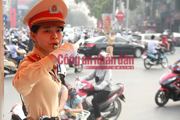 Thượng sĩ Hà Vũ Khánh Linh, Đội CSGT số 2 đang làm nhiệm vụ trên đường Kim Mã.