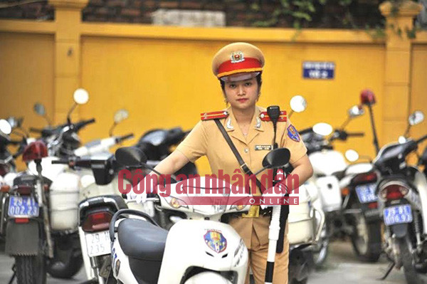 Nữ Trung úy Giang lấy xe đi đến địa điểm làm nhiệm vụ