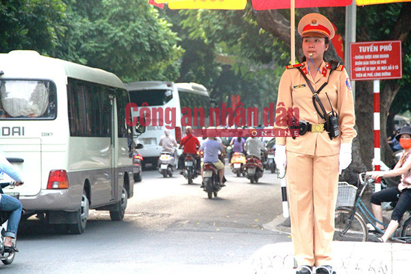 Các nữ chiến sĩ luôn cố gắng để hoàn thành tốt nhiệm vụ.