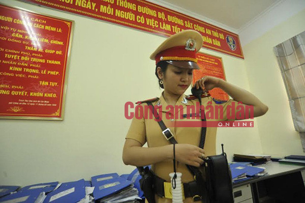 Trung úy Nguyễn Thị Thu Giang Đội CSGT số 14 (Công an thành phố Hà Nội), chỉnh trang trang phục để chuẩn bị ra đường làm nhiệm vụ.