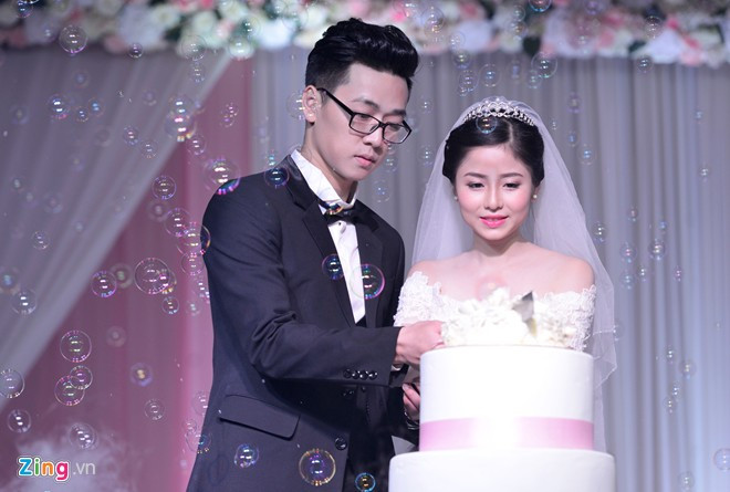 Cặp đôi cùng cắt bánh trong khung cảnh tràn ngập bong bóng lãng mạn. Hot boy