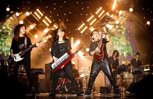 Ba Con Mèo trên sân khấu trong lần tái hợp bất ngờ hồi tháng 4/2015. Những nhóm nhạc gia đình nổi tiếng ngày ấy - bây giờ