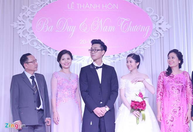 Ba Duy và Nam Thương chia sẻ niềm vui với bố mẹ hai bên. Cả hai cùng quê Thanh Hóa, quen biết nhau nhờ niềm đam mê diễn xuất. Dù không muốn gia nhập showbiz, Ba Duy vẫn để lại nhiều ấn tượng trong lòng khán giả với vai trò diễn viên trong một số bộ phim, sitcom, MV ca nhạc. Hot boy