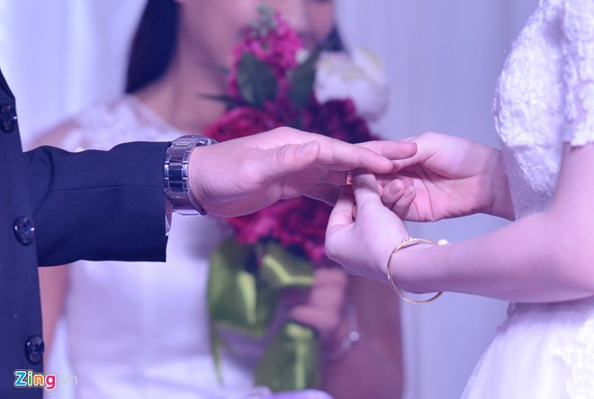 Cả hai trong giờ phút thiêng liêng - trao nhẫn cưới. Hot boy