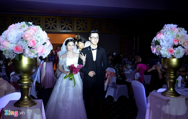 Ba Duy tay trong tay với cô dâu Nam Thương, tiến vào khu vực làm lễ. Cả hai đều nở nụ cười rạng rỡ, hạnh phúc khi đã tìm thấy bến đỗ của cuộc đời mình. Trước đây, Ba Duy và bạn gái hiếm khi đăng ảnh chụp với nhau nên chuyện tình cảm này không được nhiều người biết đến. Hot boy
