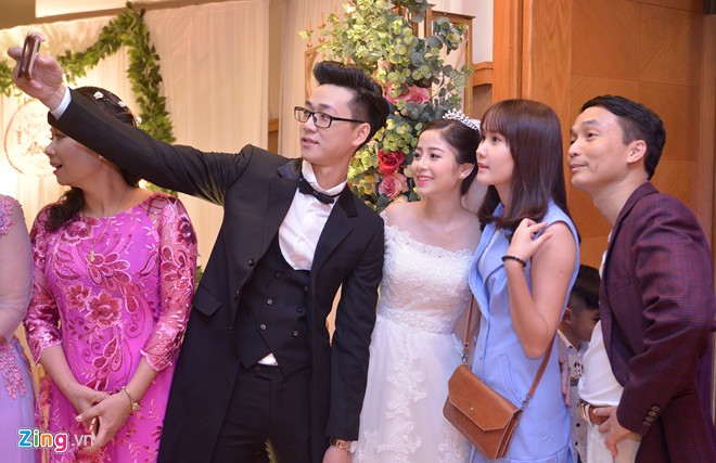 Cặp đôi tranh thủ lưu giữ khoảnh khắc hạnh phúc cùng bạn bè. Trước đó, Ba Duy còn mời bạn thân tham gia chụp chung trong bộ ảnh cưới lãng mạn, hài hước. Hot boy