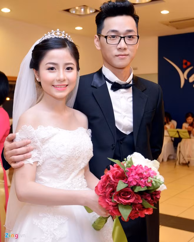 Hot boy "đẹp trai nhiều đứa yêu" hôn vợ tình tứ tại lễ cưới