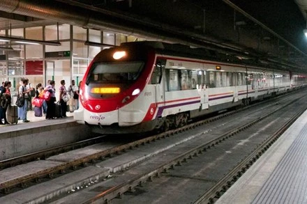 Bị điện giật nguy kịch vì lên nóc tàu chụp ảnh “tự sướng”