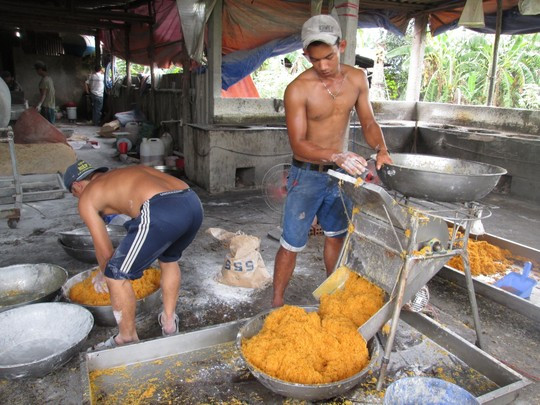 Kinh hãi lò sản xuất chà bông đầy ruồi và hóa chất ảnh 2 Thêm vài khâu thì thành phẩm bắt mắt nhưng rất mất vệ sinh