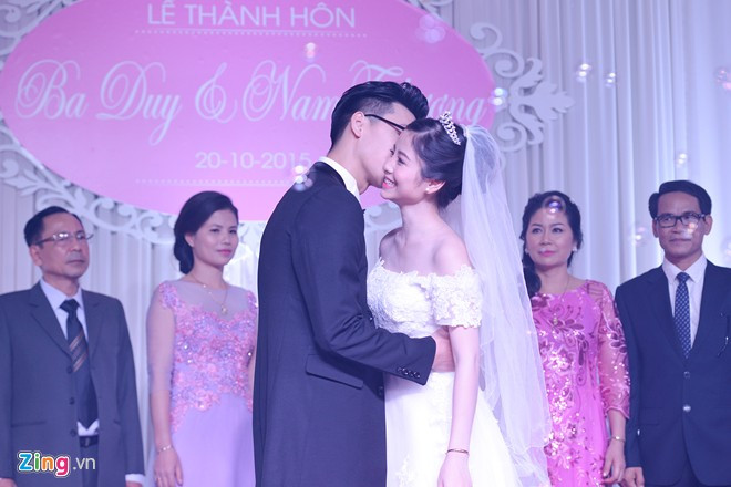 Chú rể ôm hôn cô dâu tình tứ trước sự chúc phúc của người thân, bạn bè. Hot boy