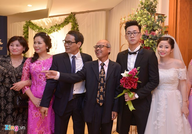 Cô dâu, chú rể có mặt ở địa điểm tổ chức từ sớm để chào đón quan khách. Đám cưới của Ba Duy còn có sự tham gia của nhiều diễn viên nổi tiếng trên truyền hình, từng có dịp làm việc cùng anh trong các bộ phim truyện. Chàng hot boy không giấu nổi sự hồi hộp, lo lắng trong ngày trọng đại của mình. Hot boy