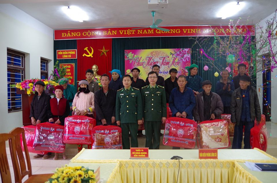Đồn BP Lũng Cú trao quà Tết cho bà con nhân dân