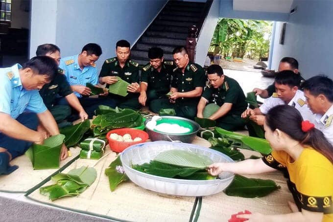 Quân và dân cùng gói bánh chưng đón Tết tại đồn Biên phòng Trường Sa