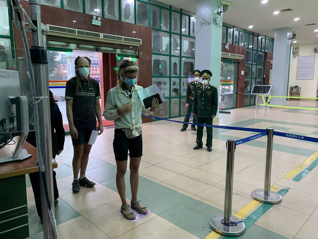 Kiểm tra thân nhiệt du khách qua cửa khẩu ( ảnh minh họa)