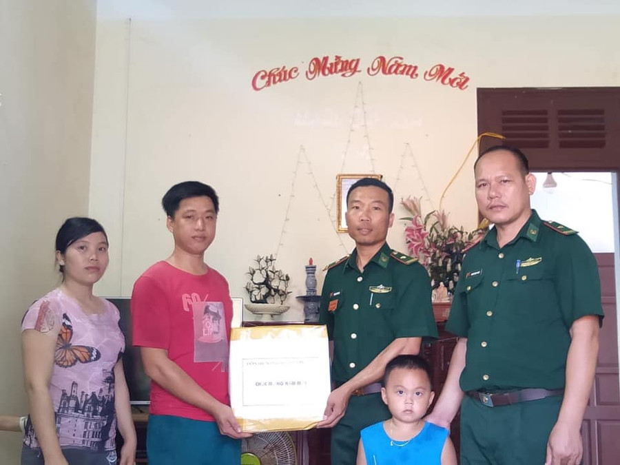 Đồn Trường Sa trao quà cho hộ dân trên đảo.