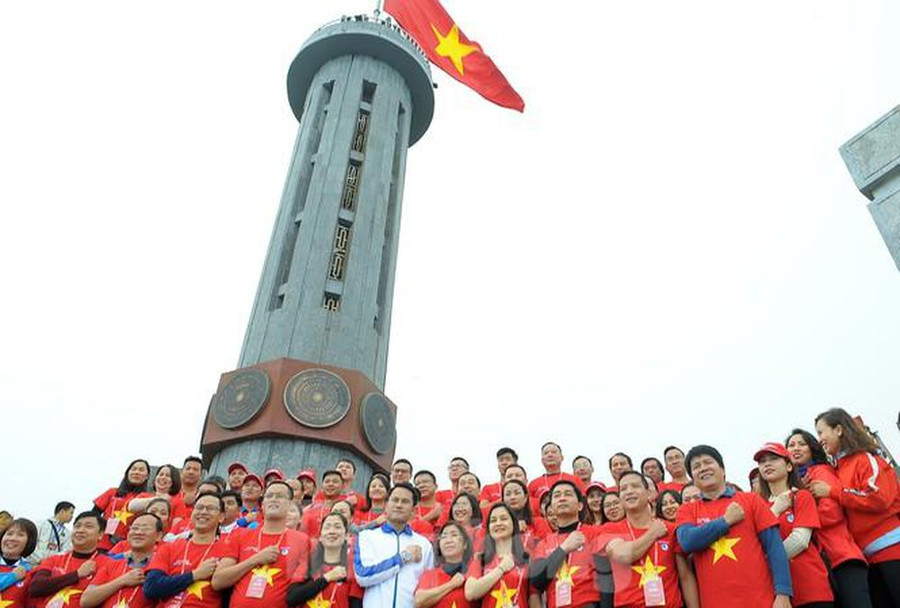 Đến với Hà Giang ai cũng mong muốn được một lần đặt chân tới cột cờ Lũng Cú Đến với Hà Giang ai cũng mong muốn được một lần đặt chân tới cột cờ Lũng Cú