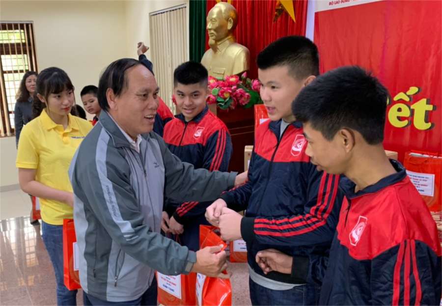 Nhà báo Nguyễn Văn Á, tổng đạo diễn Chương trình "Vầng trăng cổ tích" tặng quà trẻ em TT nuôi dưỡng người có công và Bảo trợ xã hội.