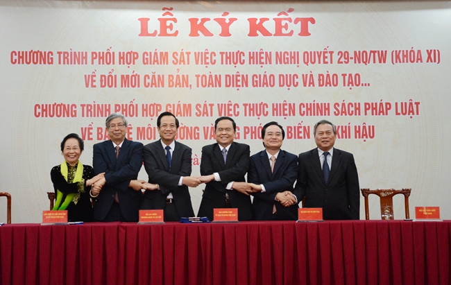 Bộ trưởng Phùng Xuân Nhạ cùng ông Trần Thanh Mẫn, Bộ trưởng Đào Ngọc Dung; bà Nguyễn Thị Doan, ông Đặng Vũ Minh và ông Lê Quán Tần thể hiện quyết tâm thực hiện chương trình phối hợp tại lễ ký kết