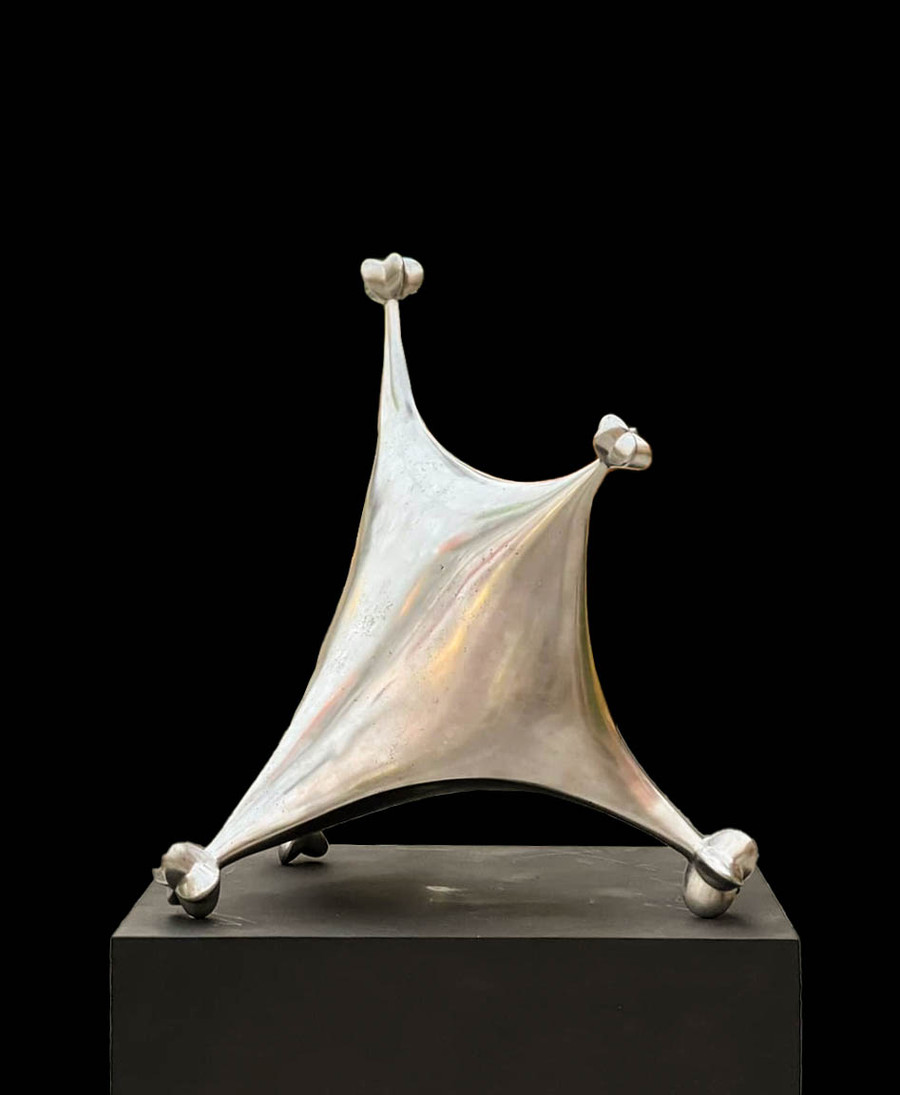 Tác phẩm điêu khắc &apos;Hoa mùa hạ&apos; của Lê Anh Vũ bằng chất liệu nhôm đúc.